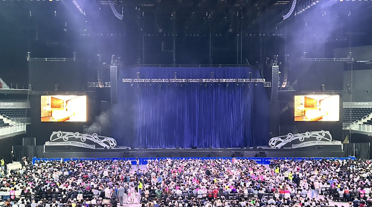 마츠다 세이코 대한민국 첫 공연 후기

"여러분 안녕하세요
한국에서 첫 콘서트입니다
만나서 반갑습니다
오늘은 일본어로 노래를 부르지만 즐겨주시면 감사하겠습니다
건강하세요" 등 한국어로 해줌
의상 총 4벌
무대 양쪽이랑 계단 막 뛰어다님
중간에 드럼이랑 기타 직접 연주하면서 노래 부름