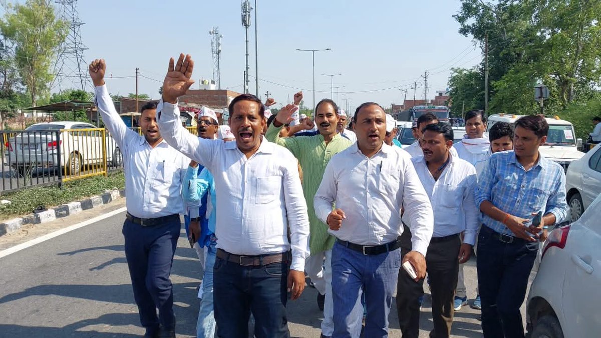 UpdSanjay's tweet photo. "संसद की चौखट से भी न्याय की उम्मीद है,
शिक्षकों के भविष्य की बस आप ही उम्मीद है।"
#JusticeForTeachers
@DrDCSHARMAUPPSS @BJP4India @dpradhanbjp @RahulGandhi @yadavakhilesh @myogiadityanath @harishkumaUPPSS @bstvlive @rajnathsingh @JagranNews @Aamitabh2 https://t.co/B6oiX8SSmM