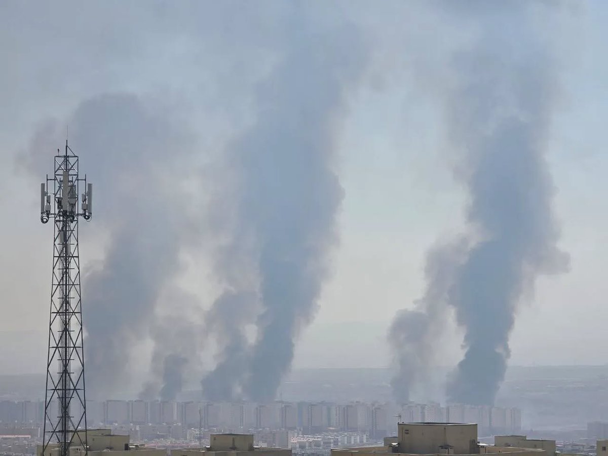 Thewarjurnal_'s tweet photo. 🚨 #Parand, #TehranProvince: Multiple explosions & smoke reported across the city,with some areas losing power.
Authorities say firefighters are responding; no confirmation of security incidents yet.
#Iran #BreakingNews
Sources: Reuters / Local media 🇮🇷 https://t.co/a7dWKpnIL0