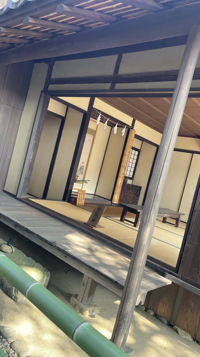 初詣ぶりに先生神社行ってきました。写真は塾(模造)。入稿しました🙏って言ってきたけど、まさかそんな様子おかしい同人誌にされてるなんて先生も思うまいよ！4冊目ですスイマセーーン‼️色々すいません！！(一回消した🤣)