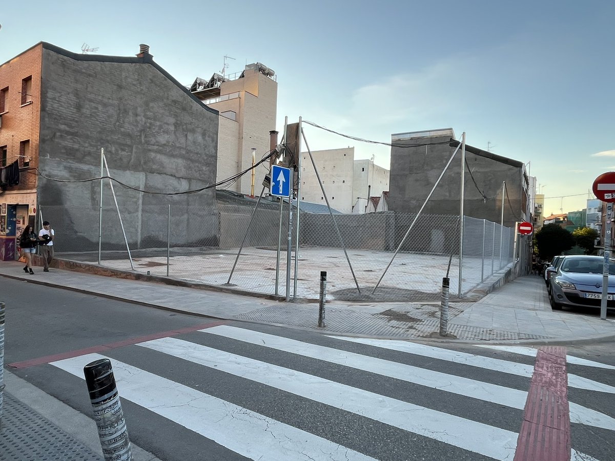 🗣️Llegó el día…ya no queda nada del edificio centenario del #Distrito13 Puente de Vallecas.

El antes y después.

x.com/vkenaccion/sta…