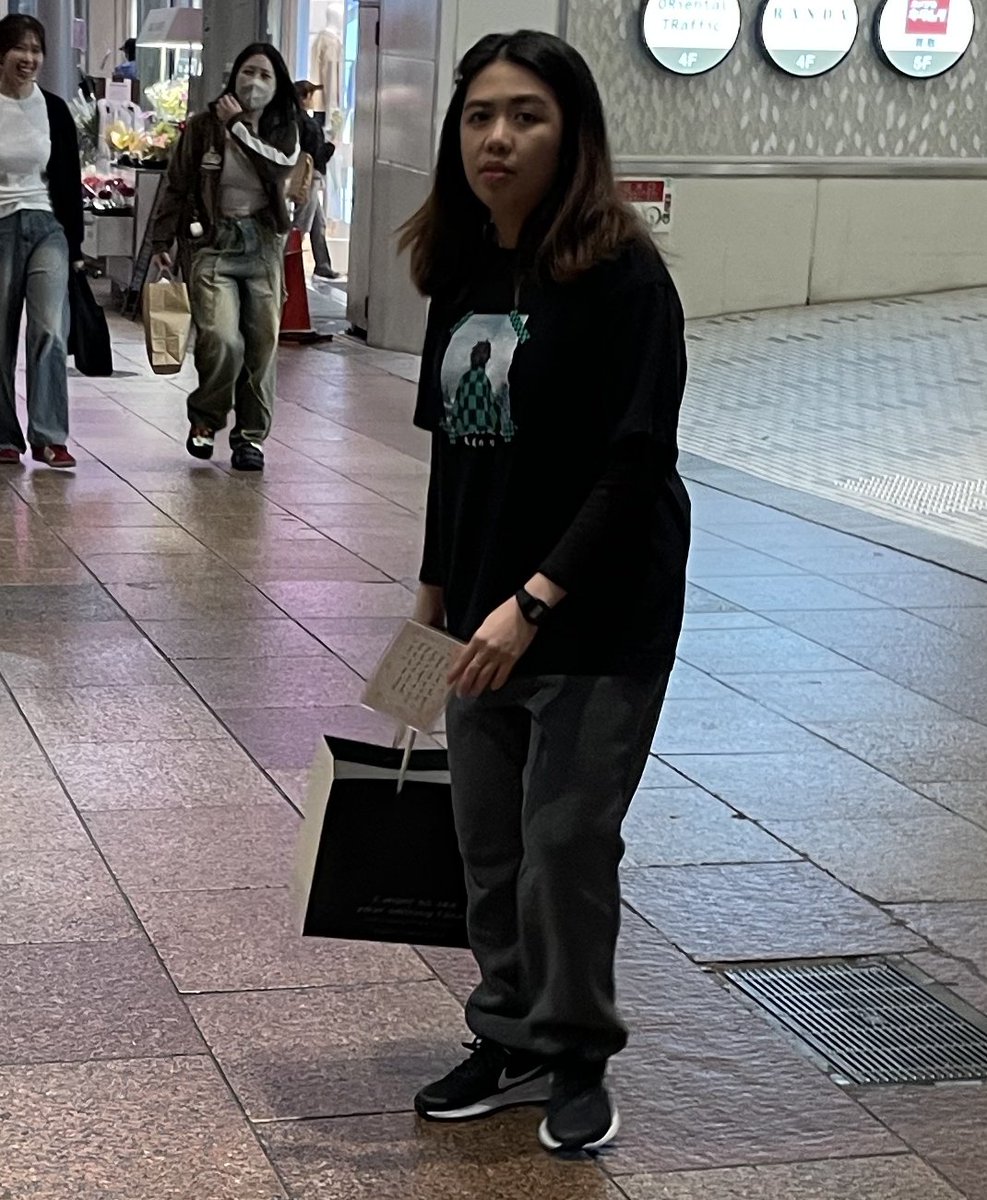 とにかく 繰り返します

日本の街中でカードを見せながら日本人に接近し高額でお菓子を買わせるフィリピン人を中心とする個人または集団がいます

これは募金詐欺や同情詐欺を各地で行ってる母国の宗教団体KOJCの違法な集金活動ですので、見たら躊躇なく『不審者いる』で警察に通報しましょう