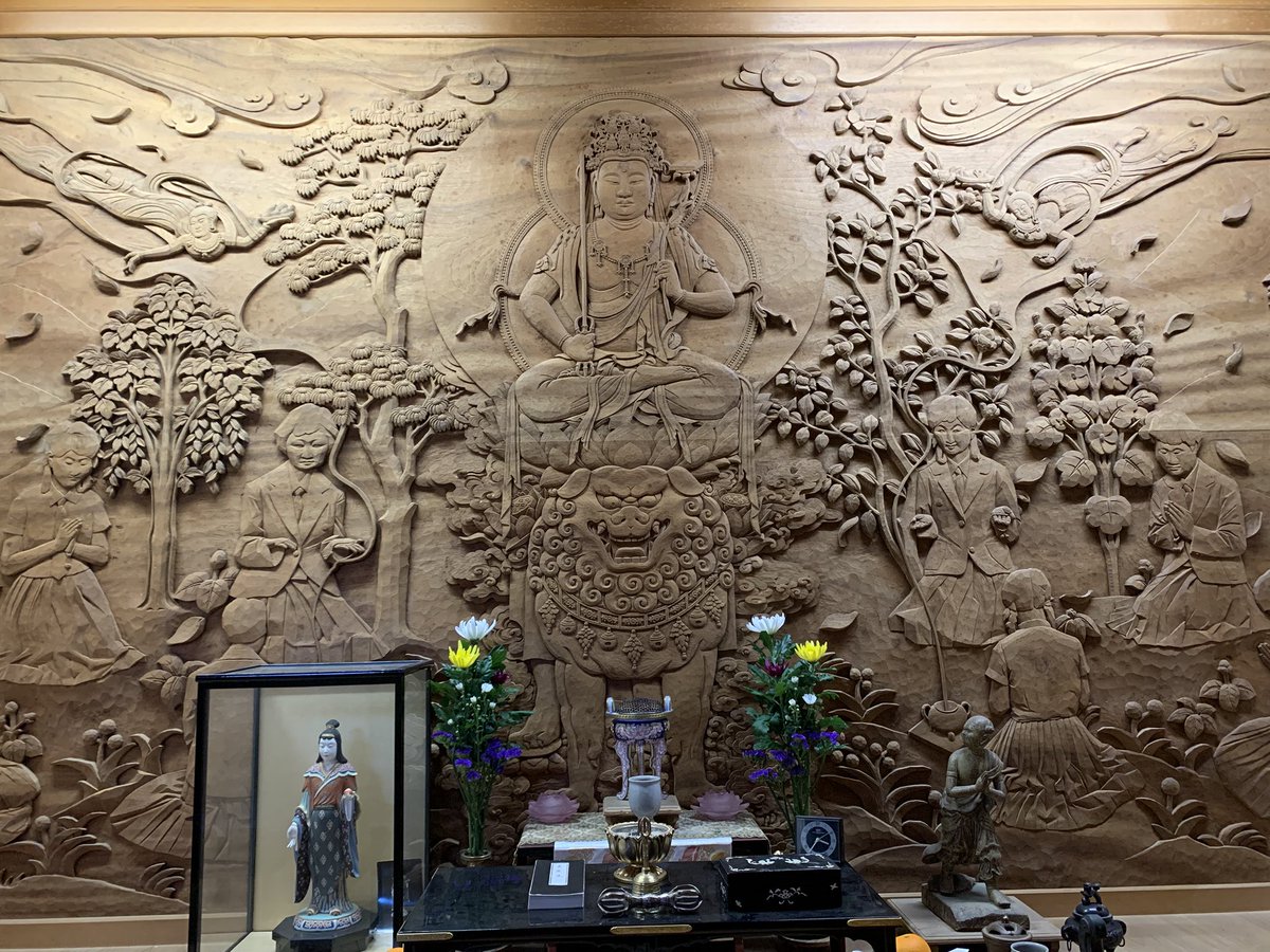 興善寺の本堂の隣の部屋にはご住職のご祖父様による壁一面のレリーフが