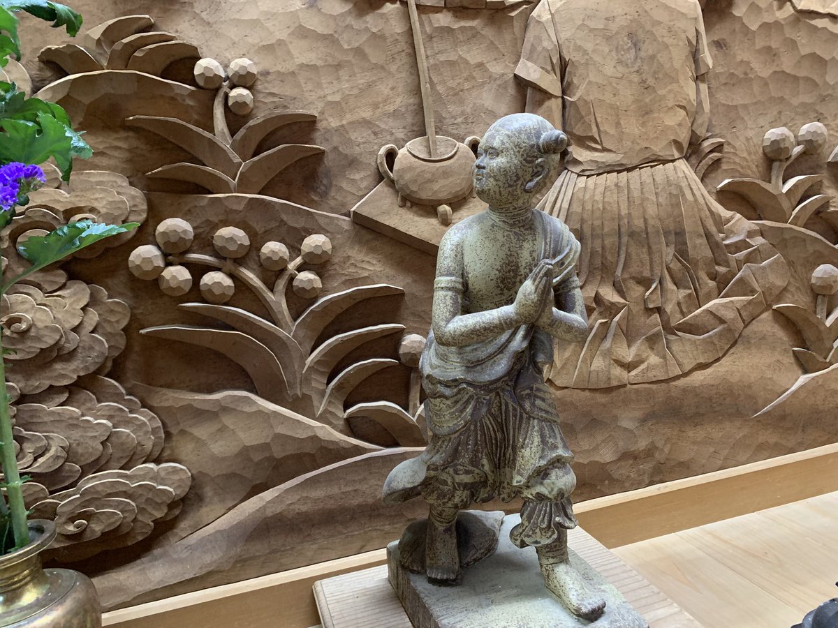 興善寺の本堂の隣の部屋にはご住職のご祖父様による壁一面のレリーフが