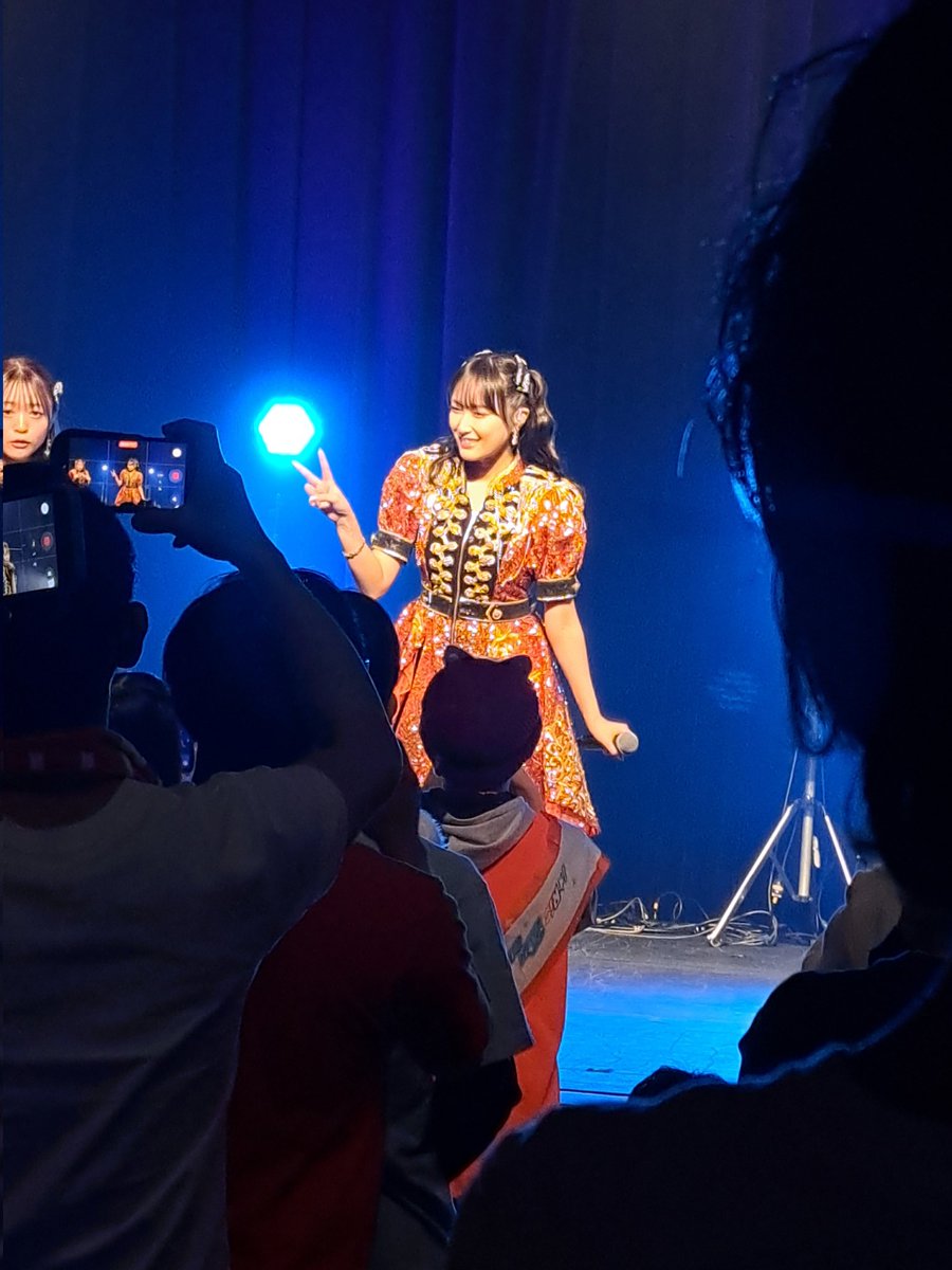 CYamaneko's tweet photo. 虹会夜の部終了！カメラ性能悪くて、これが限界💦ツアーは近くに来てくれると嬉しいな❗
みゆたんから、チョコ貰えて良かった😄
#虹会　#久保田未夢　#i☆Ris https://t.co/7B9GQdm63W