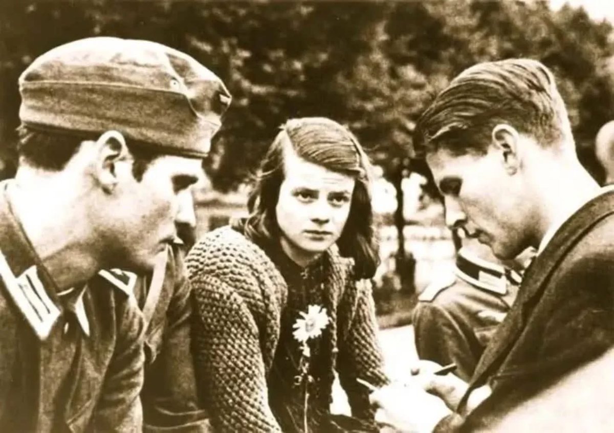 anemlon's tweet photo. "So ein herrlicher Tag, und ich soll gehen. Aber was liegt an unserem Leben, wenn wir es damit schaffen, Tausende von Menschen aufzurütteln und wachzurütteln" (Sophie Scholl)

Heute vor 83 Jahren wurden Sophie Scholl, Hans Scholl und Christoph Probst von den Nazis ermordet. https://t.co/F89lhjjtvY