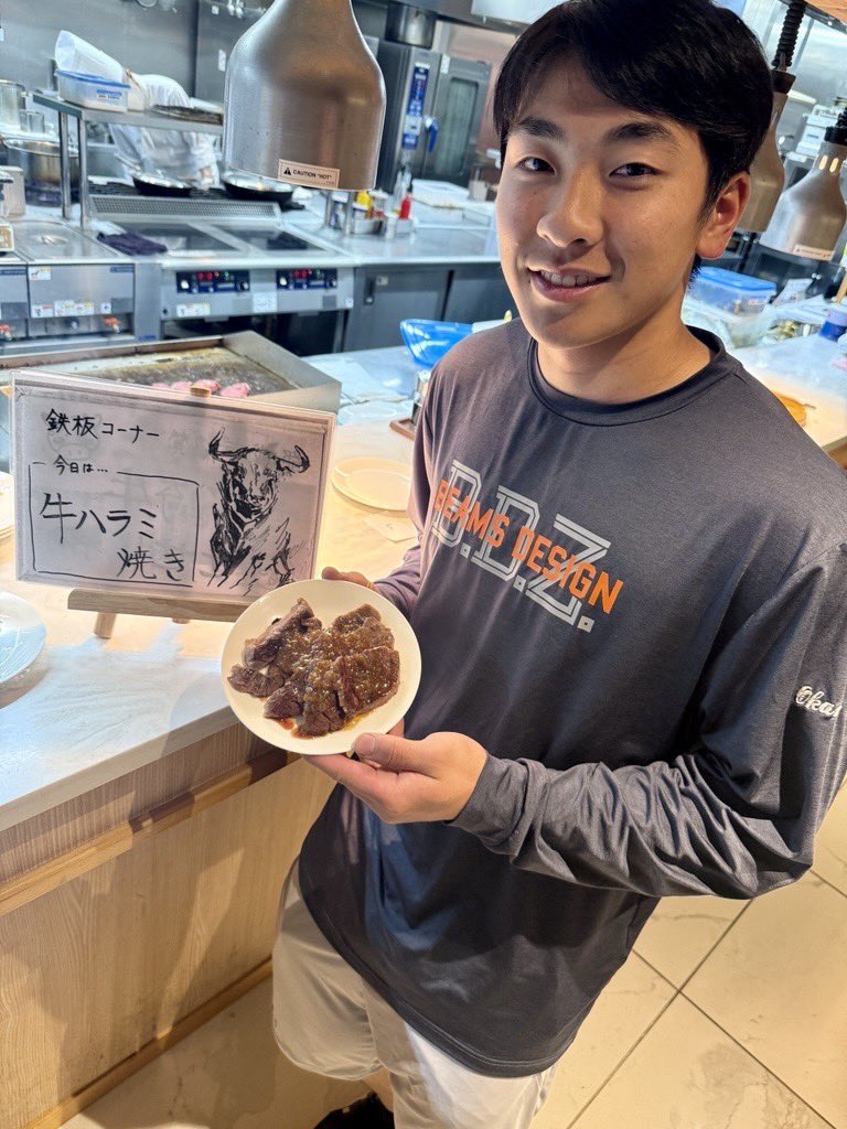 chibalotte_pr's tweet photo. 夕食会場では、都城市様から提供いただいた牛ハラミが振る舞われました！
「地元・宮崎県のお肉を食べてパワーをつけます！」と #岡村了樹 選手。
#chibalotte #広報 https://t.co/KlKmVWnvle