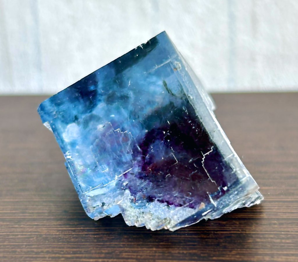 これは一瞬で私の心を撃ち抜いたフローライト。蛍石のブルーって宇宙を