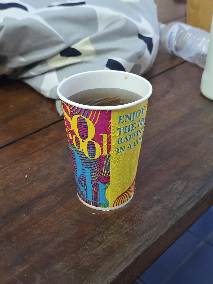 น้ำเต็มแก้วไม่กระฉอก น้ำไม่เต็มแก้วนี้กระฉอกจัง(สงสัยมือไม่นิ่ง)