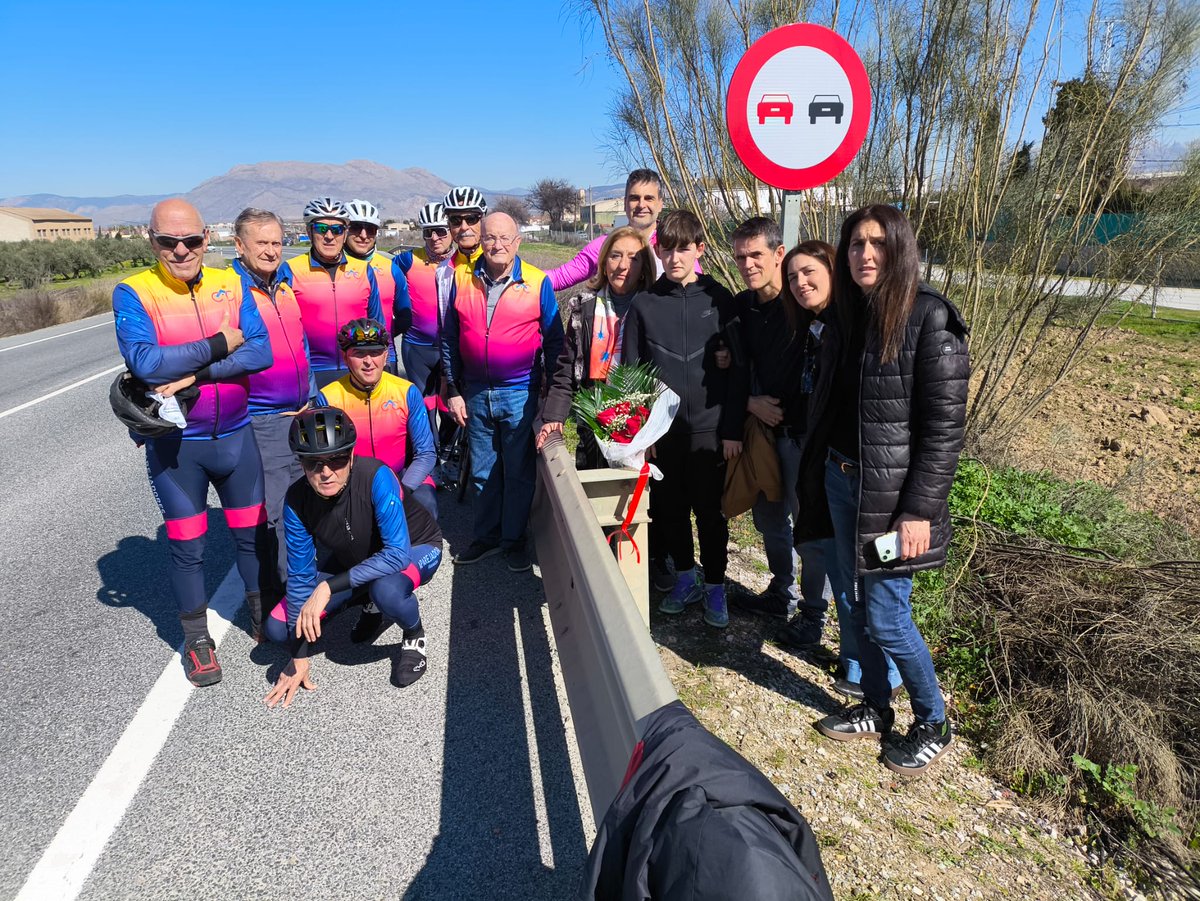 Inicia su temporada el Club Ciclista Aparejadores Granada con una ruta por la Vega pasado por la localidad Santa Fe, para realizar un homenaje al compañero fallecido tristemente hace unos años.