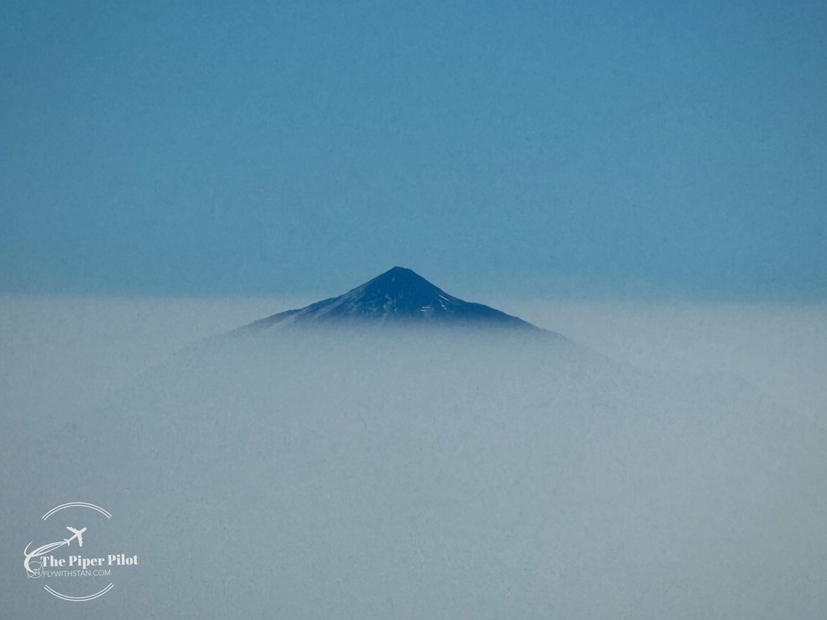 stani320's tweet photo. Who/what is back again? 🥹🥹 🐫#calima #canarias #canaries #tenerife #teide #sky #sahara #africa https://t.co/4iXPGsRV56