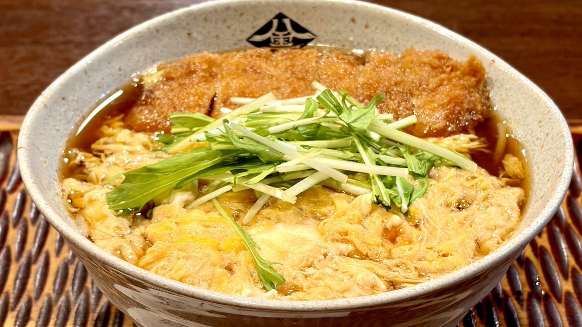 ssknmaster's tweet photo. 札幌の有名蕎麦チェーン「八雲」

ここのかつとじ蕎麦マジで旨いんだよな…。八雲特有の甘めな出汁との相性が良すぎ。程よく衣がツユを吸って…サクッ！ジュワ…

札駅〜大通間に4店舗展開で全部チカホ直結。
しかも無休で中休みなし。
いつも気軽にコレが食べられる幸せよ…。 https://t.co/ynCrRB7ABk