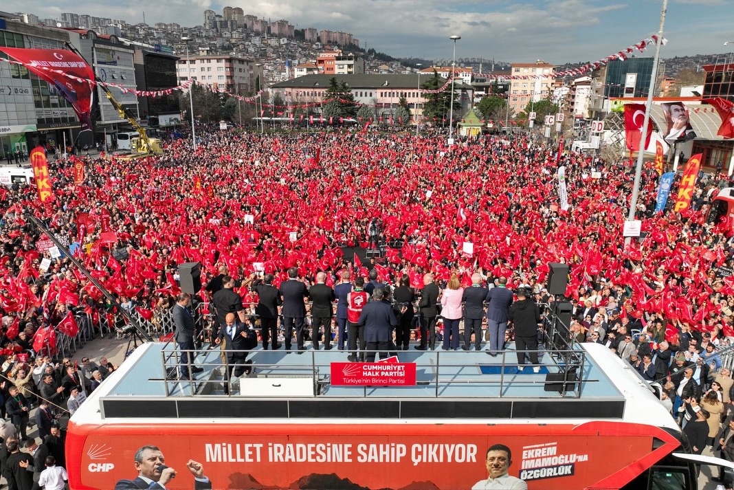 📍 Kocaeli / İzmit

Millet iradesine sahip çıkıyor!
Mitingimizin 91.’sinde Kocaeli’nde büyük bir coşkuyla buluştuk. Alanı dolduran hemşehrilerimiz gösterdi ki Kocaeli seçime hazır, kararını vermiş.
Değişim ve umut için bir aradayız. Güçlü yarınları hep birlikte inşa edeceğiz.