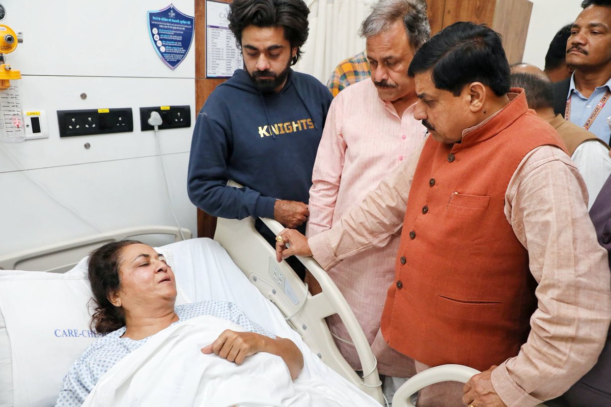 कल प्रदर्शन के दौरान घायल हुईं भाजपा मंडल उपाध्यक्ष, बहन श्रीमती बिंदु चौहान जी का आज इंदौर स्थित सीएचएल अस्पताल पहुंचकर कुशलक्षेम जाना। इस दौरान चिकित्सकों से उनके उपचार की जानकारी भी ली। 

ईश्वर से उनके शीघ्र स्वास्थ्य लाभ की कामना करता हूं।