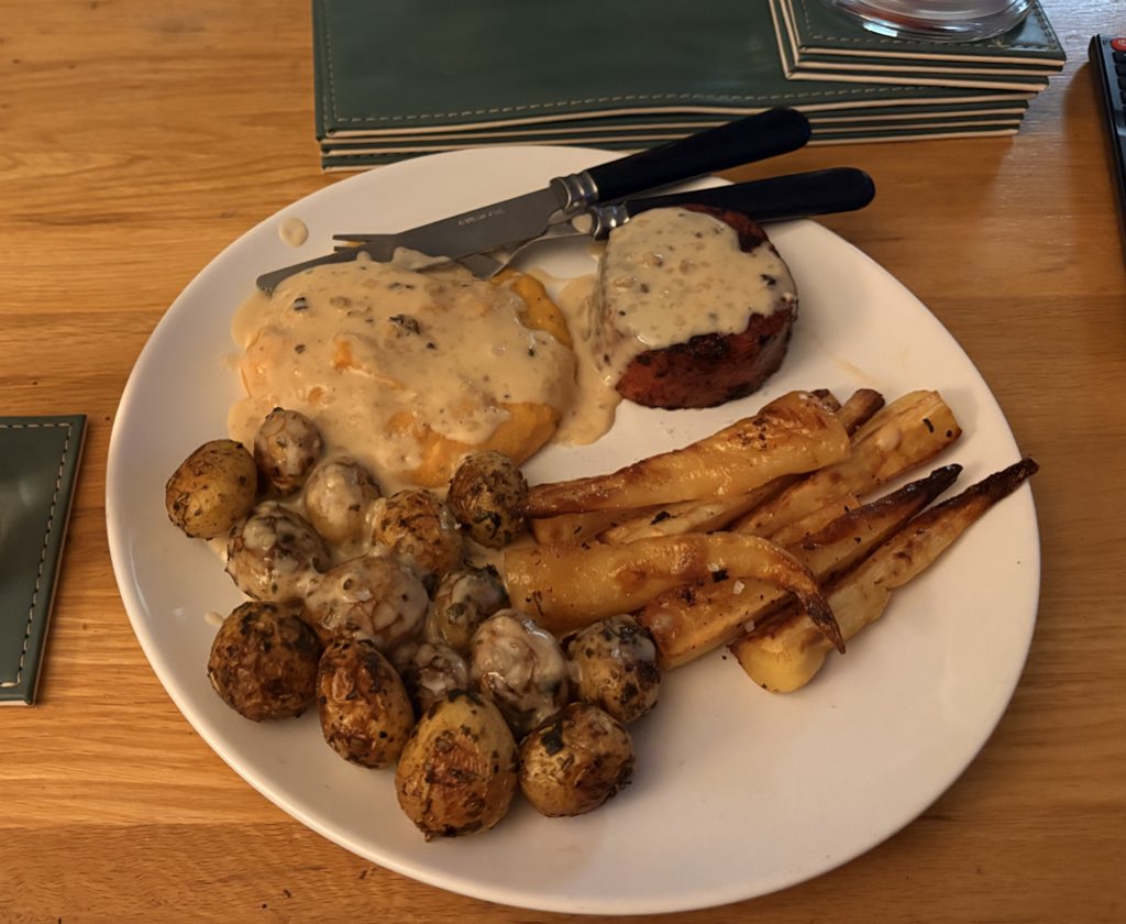 h0IIi5's tweet photo. Me and my bf had our anniversary yesterday so I made a vegan steak with veggies :3 wasn’t cal counting for this one https://t.co/hr0QwvNibw