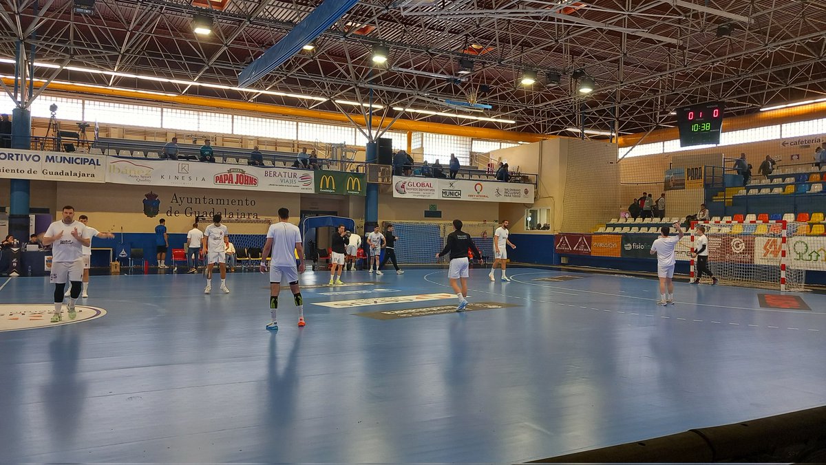 Vamos con una nueva jornada de la Liga Nexus Energía <a href="/ASOBAL/">ASOBAL</a>. Estamos en el Polideportivo David Santamaría para el partido entre Sanicentro <a href="/bmguadalajara/">SANICENTRO BM Guadalajara</a> y Recoletas <a href="/atlvalladolid/">Recoletas Atlético Valladolid</a>. La crónica la tendréis en nuestra página web y los protagonistas los podréis ver en <a href="/AlaMaderaFM/">AlaMaderaFM</a>.