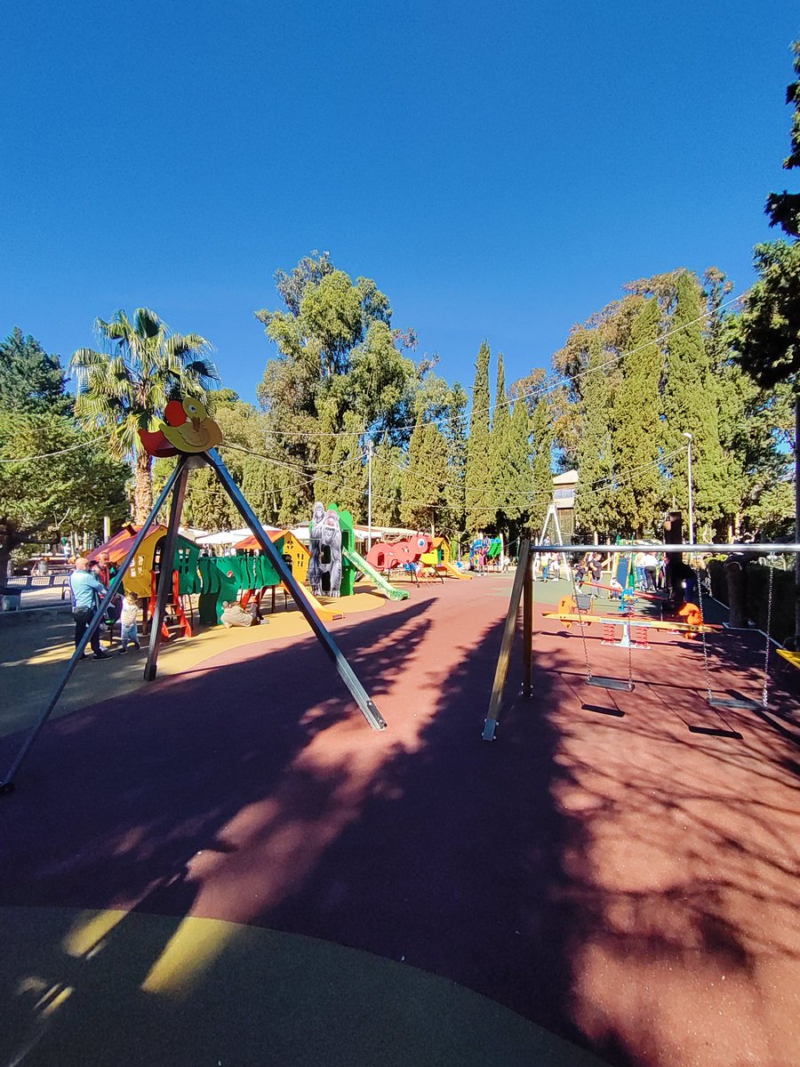 DavidHidalgoVal's tweet photo. Felicito al @AyHuercalOvera por la renovación de la zona infantil del Parque Municipal Adolfo Suárez, pero el diseño d la tirolina en medio d la zona de toboganes provoca situaciones d riesgo tanto para los pequeños como para los mayores, la solución una vaya delimitando la zona. https://t.co/BIPS2dFMKH