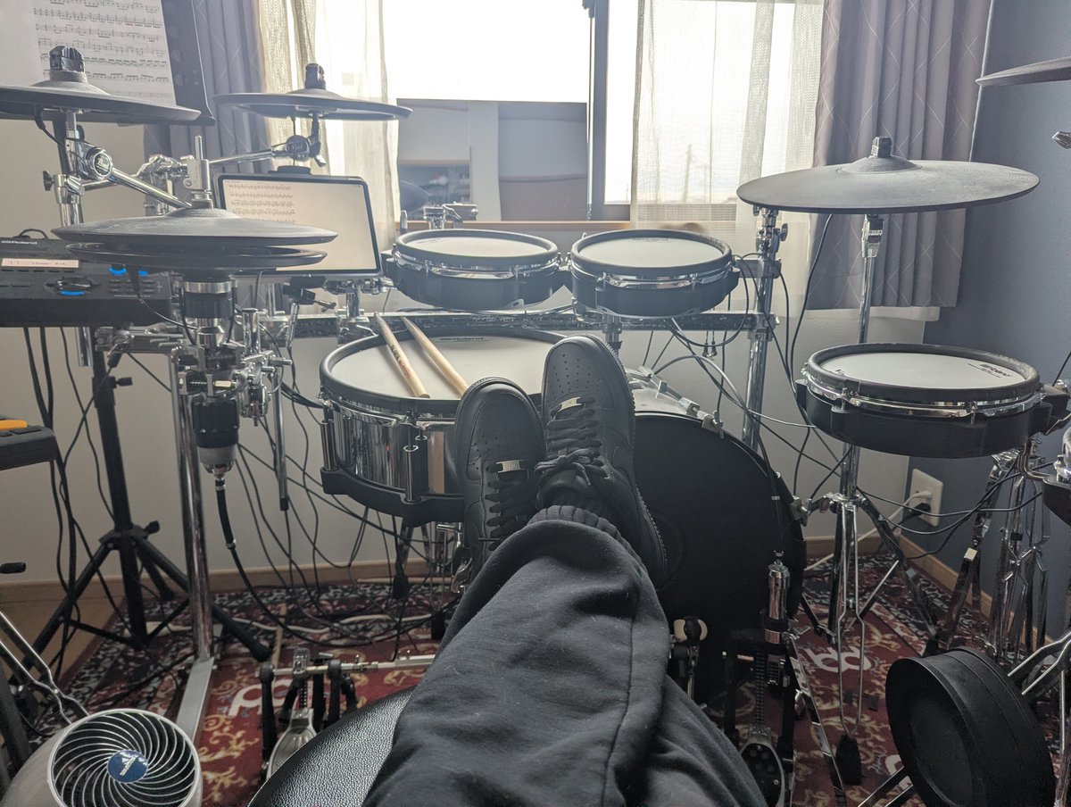 hirose_burnout's tweet photo. 来月のワンマンツアーに向けて練習でした！
もうすぐリハーサルが始まります。
カロリー高めですが、久しぶりのツアーなので凄く楽しみ！ https://t.co/qLwNL0lIvE