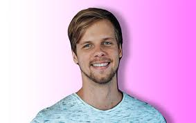 Nu när Elon Musk själv slutat försöka kolonisera Mars finns det bara en man kvar i världen som fortfarande tror på projektet. Han är svensk och heter Ekonomigurun. 🙏