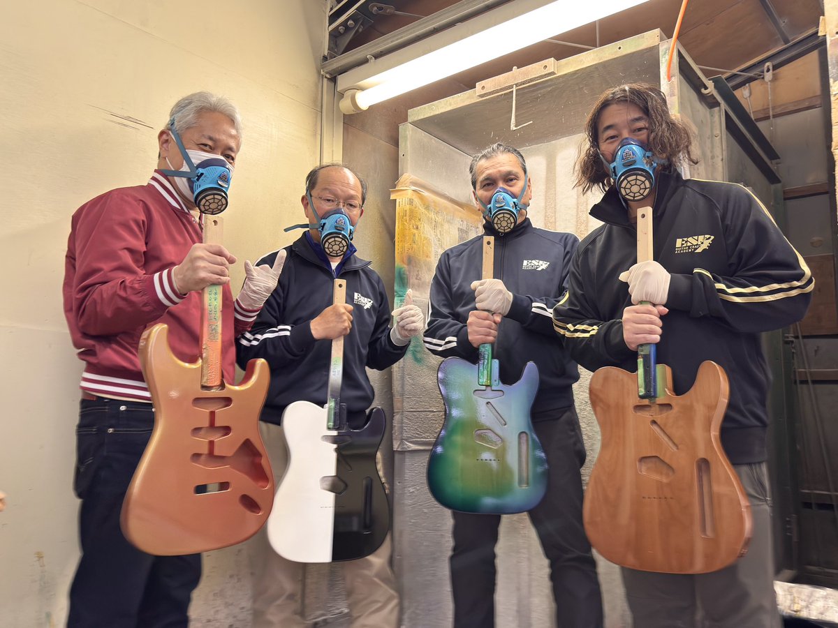 日曜科🪛 ついに1年生1作目ギターの着色しました！ みんな良い感じじゃ