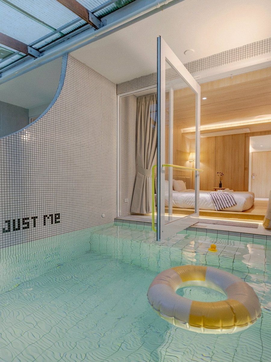 เอาใจชาวธนบุเรี่ยนหน่อย ห่างจากบ้านท่าพระ 1 สถานี Jasmine Space MRT อิสรภาพค่ะ เราจองได้ห้องใหญ่เตียงเดี่ยว Pool Type L ที่นอนคนเดียว 1,790 ค่ะ 🛀🏼🫧🍾