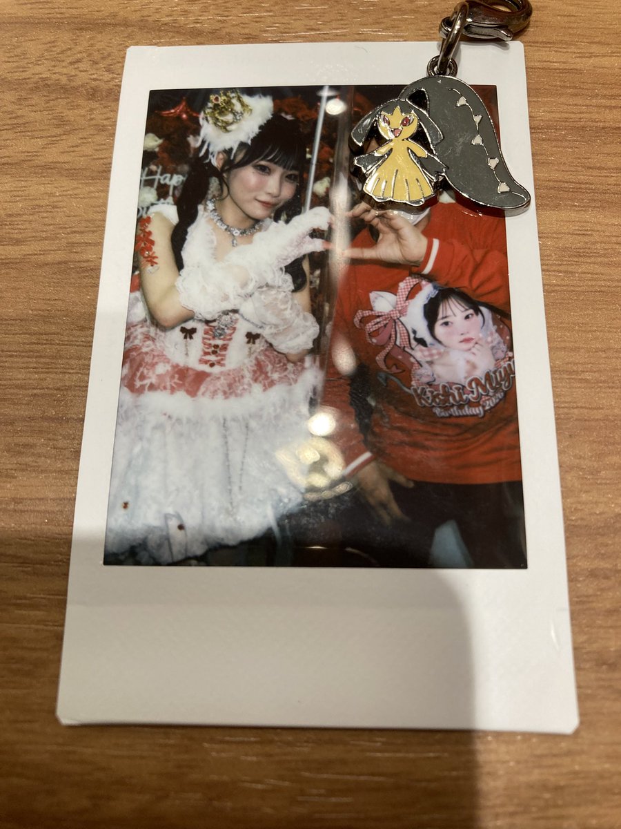 今日のチェキポスト 主役岸みゆ 白いウエディングドレスの様な衣装