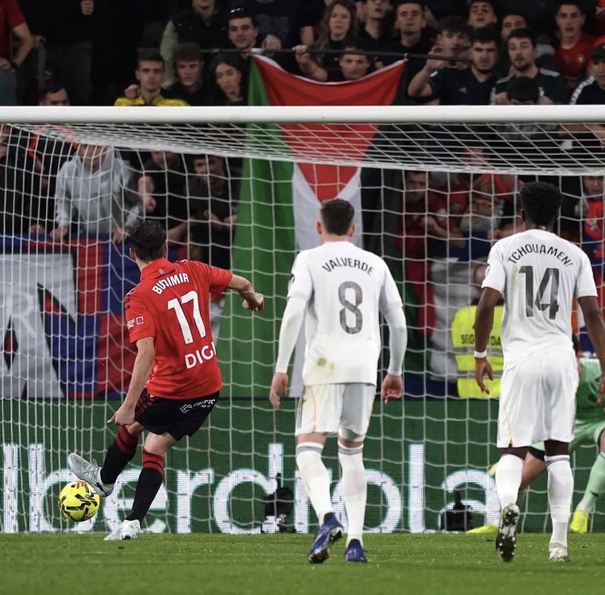 leylahamed's tweet photo. The moment Thibaut Courtois — openly pro-Israel — conceded from the spot, with Osasuna fans waving a Palestinian flag right behind the goal.

Football has a way of delivering its own symbolism. Almost poetic. https://t.co/TkY19zIgSg