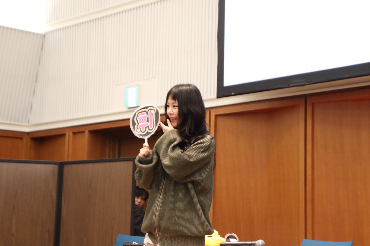 2部でグッズ渡す人いなさすぎて絶対このうちわ持ったら可愛い！って自信だけで恐る恐る差し出したものの、横からアングルしかないのと、私のカメラがポンコツすぎて……💦
よければみなさまの可愛いうちわふぃいんちゃん拝ませてください😖🩵

#wheein #フィイン