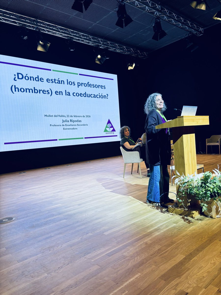 Termina las comunicaciones nuestra compañera de <a href="/DoFemCo/">Docentes Feministas por la Coeducación</a> Julia Rípodas, profesora de Filosofía en enseñanza secundaria y máster en Estudios de Género. En esta comunicación, “¿Dónde están los profesores (hombres) en la coeducación?”, hablará de la urgencia de que los profesores