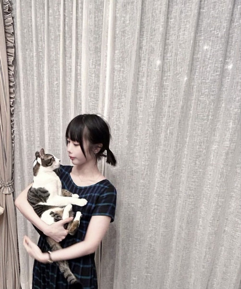 猫乃目様ꗯ̤̮ Sometimes when a black cat crosses your path it isn't bad luck!