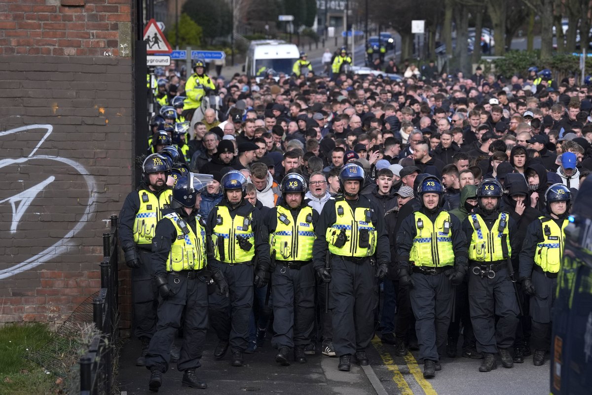 Sheffield Wednesday fans being escorted to Bramall Lane today. #SWFC 🦉⚽️