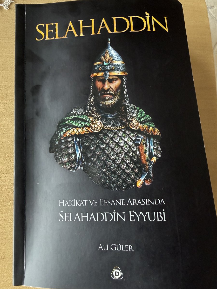 Selahaddin Eyyubi hakkında yazılmış en iyi eserlerden biri.

Zevkle okudum.

Tarihi malumat edebi bir dille çok iyi yoğrulmuş.

Genç tarihçi Ali Güler’in yorumları takdire şayan.

Bu süreçte okunması gereken roman tadında bir eser.

Keşke MEB bu eseri öğrencilerimize okutsa.