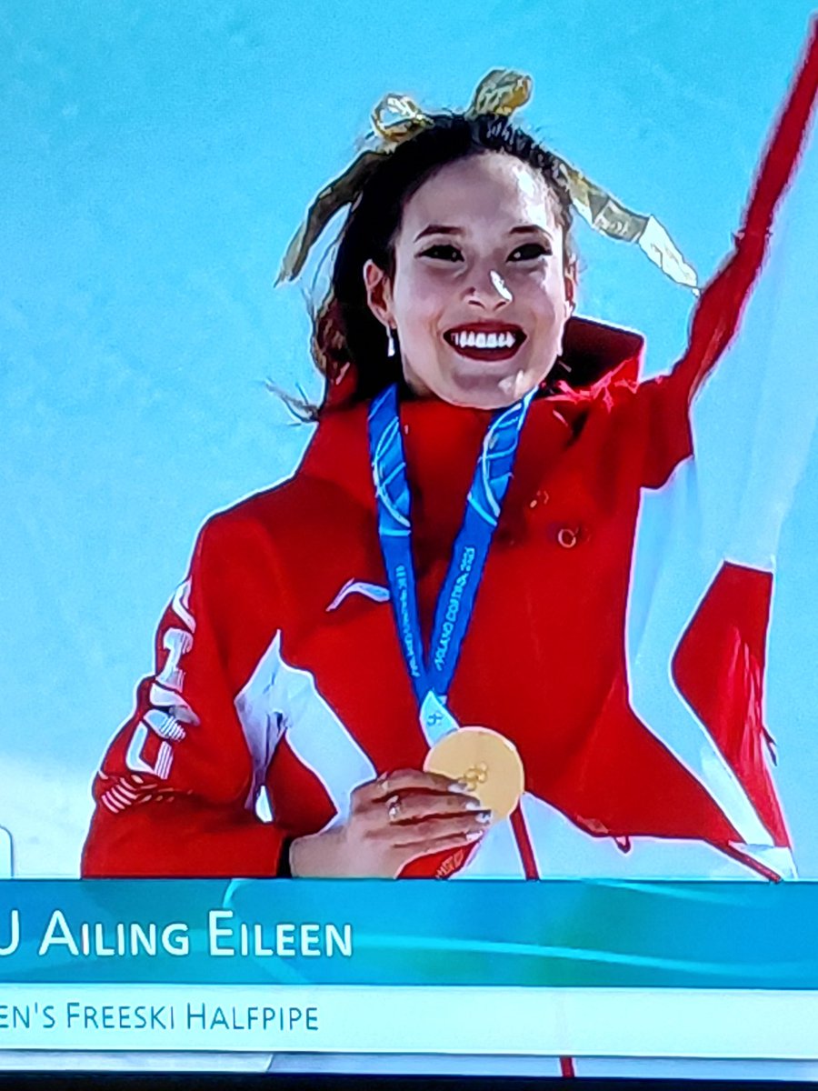 atvfriend's tweet photo. Eileen Gu 🏅
How does she participate in 3️⃣ events, incredible
And she got her 'glam' team out before her medal ceremony ❤️❤️❤️
#MilanoCortinaOlympics2026 #Halfpipe https://t.co/foYjMwygkt
