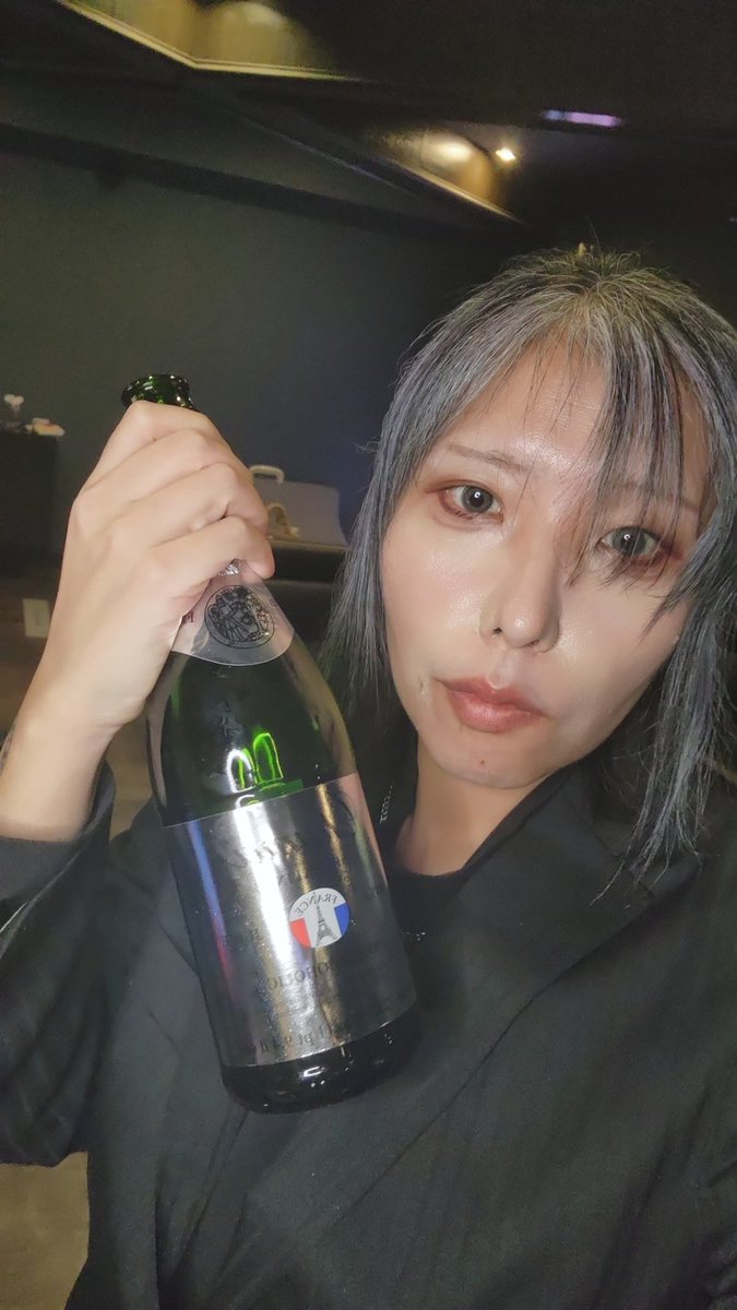 xxxx_ank's tweet photo. おシャンパンあざました。持ち方が蛮族 https://t.co/vWDipA6vx3