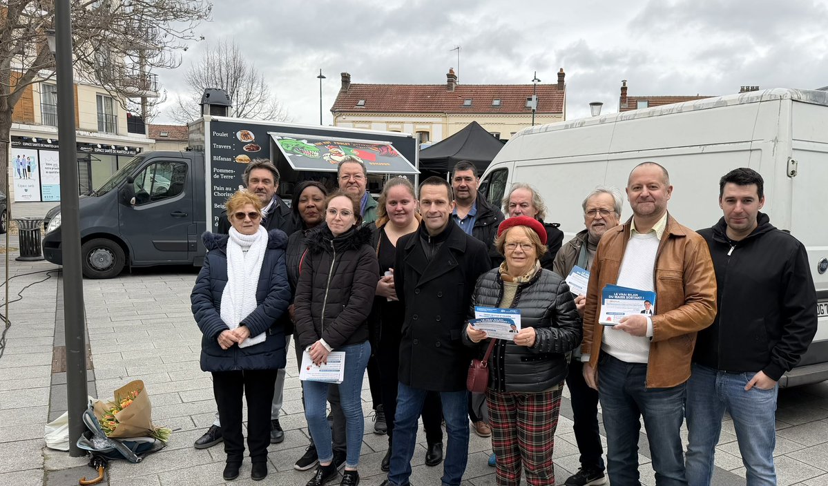 J’étais ce matin sur le marché avec une partie de l’équipe #RassemblementPourMantesLaVille autour de <a href="/Cyril_NAUTH/">Cyril NAUTH</a> !