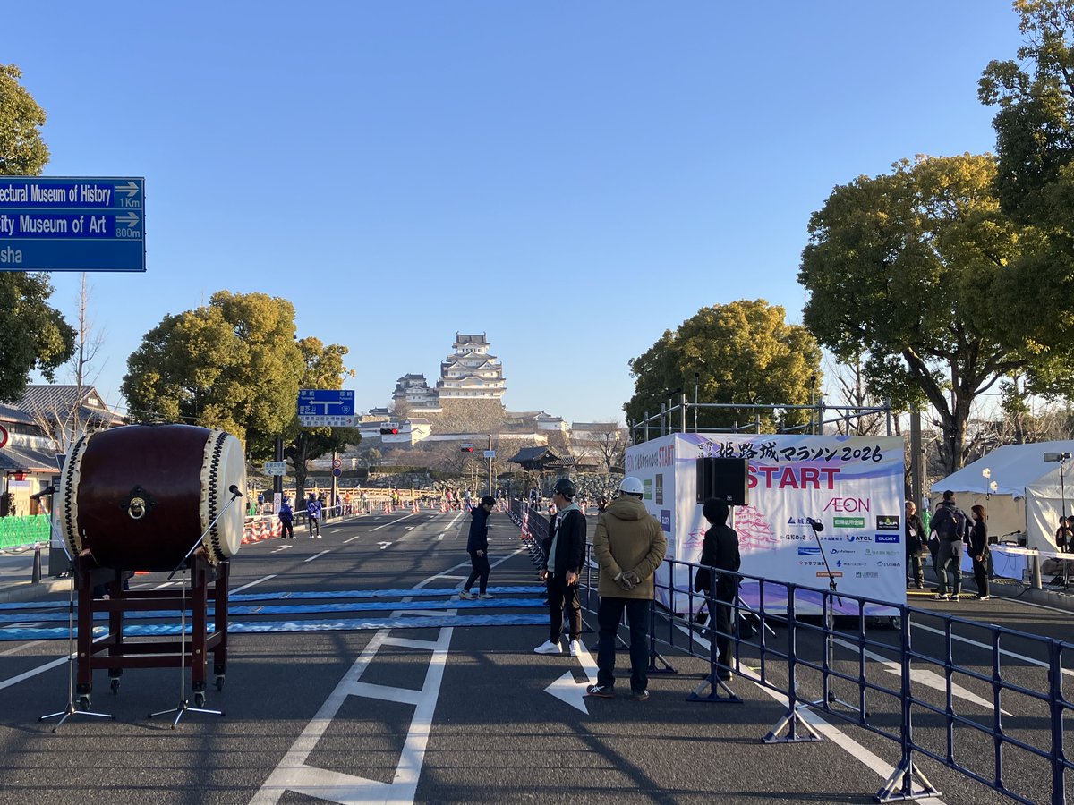 ThskHope's tweet photo. 姫路城目の前。こんな素晴らしいところからスタートするマラソンを走れたなんて今でも夢のよう。
しかも去年3月に悔しい思いをしてからずっと頭の中にあったサブ3を達成できた。
最高の日になりました✨姫路の皆さんありがとうございました！

#世界遺産姫路城マラソン #サブ3 #自己ベスト更新 https://t.co/mX1HhASRsu