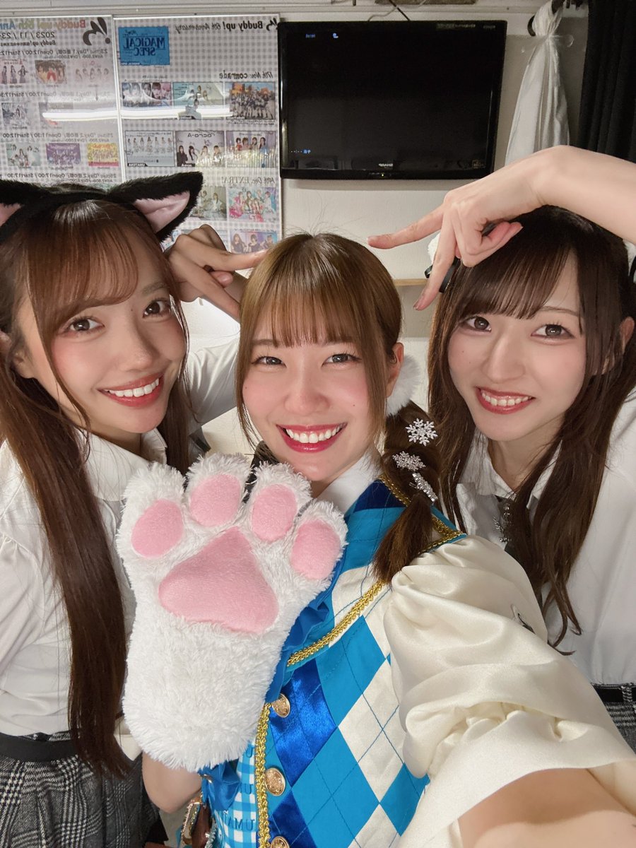 💙ありさちゃんとあゆみちゃんと🤍 猫のおてて借りまして 2人にネコ耳