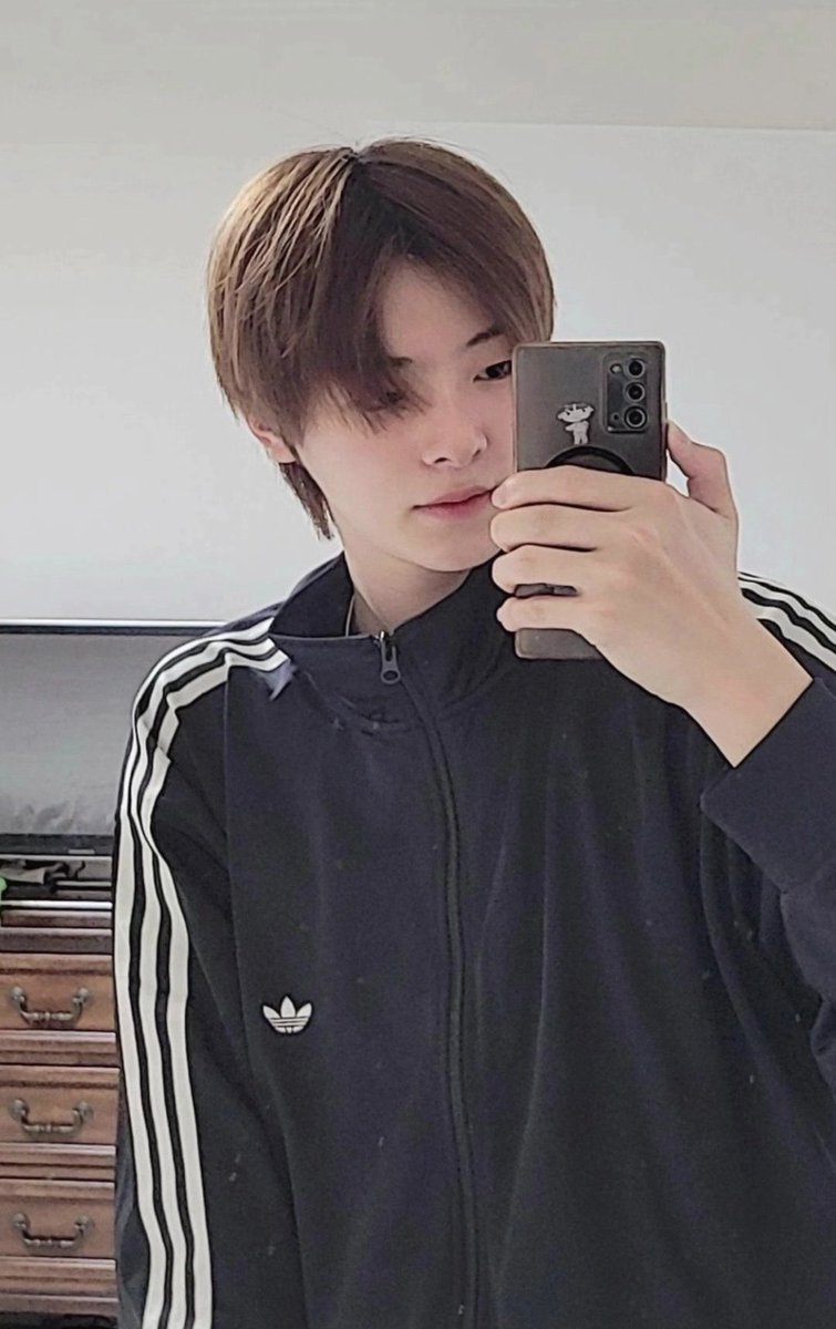 streets are saying kaiwen has already moved into the dorms and so has woojin and this is woojin borrowing his hyungs adidas jacket 🤔