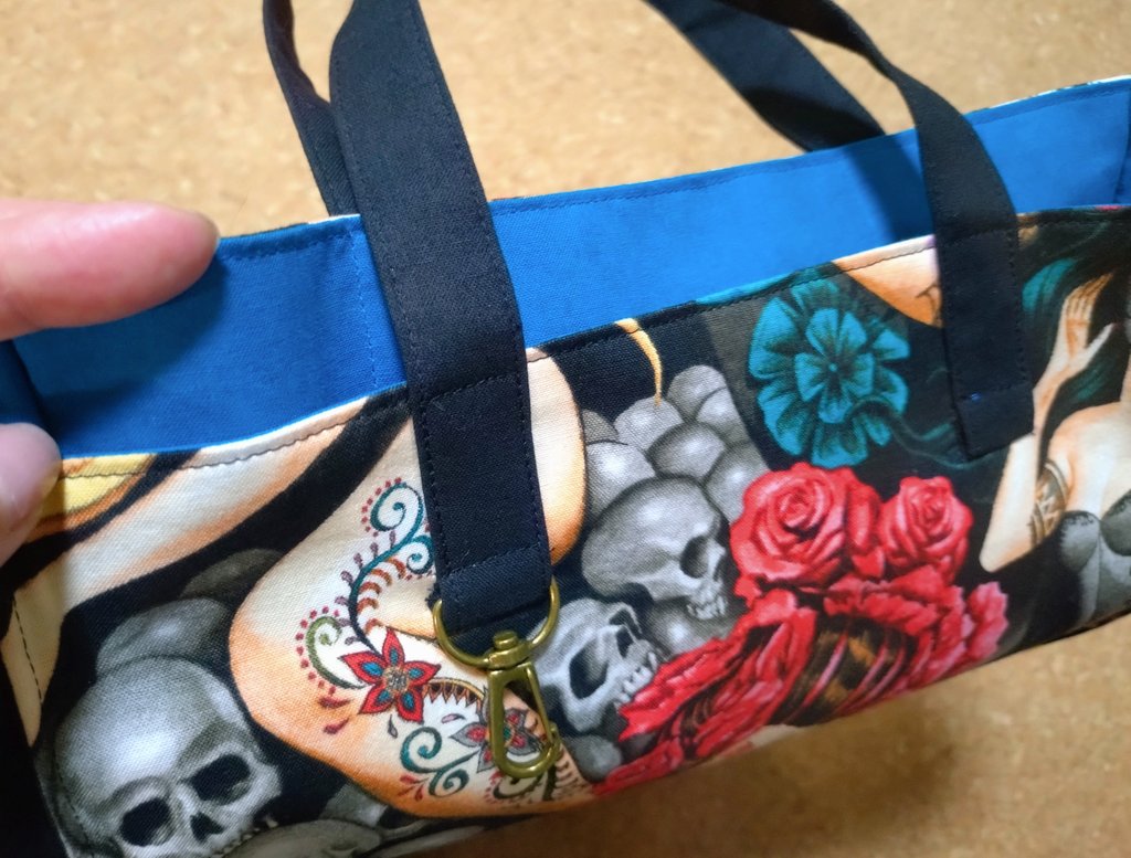 アレキサンダー・ヘンリーの生地でトートバッグを作ったよ👜 両側の布