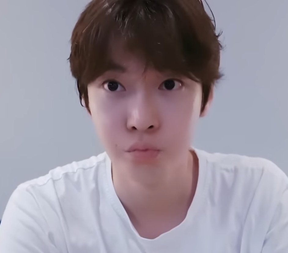 여기 재미없지
나랑 나갈래?
                       (두리번)
                        …나?
(끄덕)
초코우유 좋아해?
아니면 아이스크림?
저기 편의점 있던데
같이 갈래?
                        어? 어… 그래…?