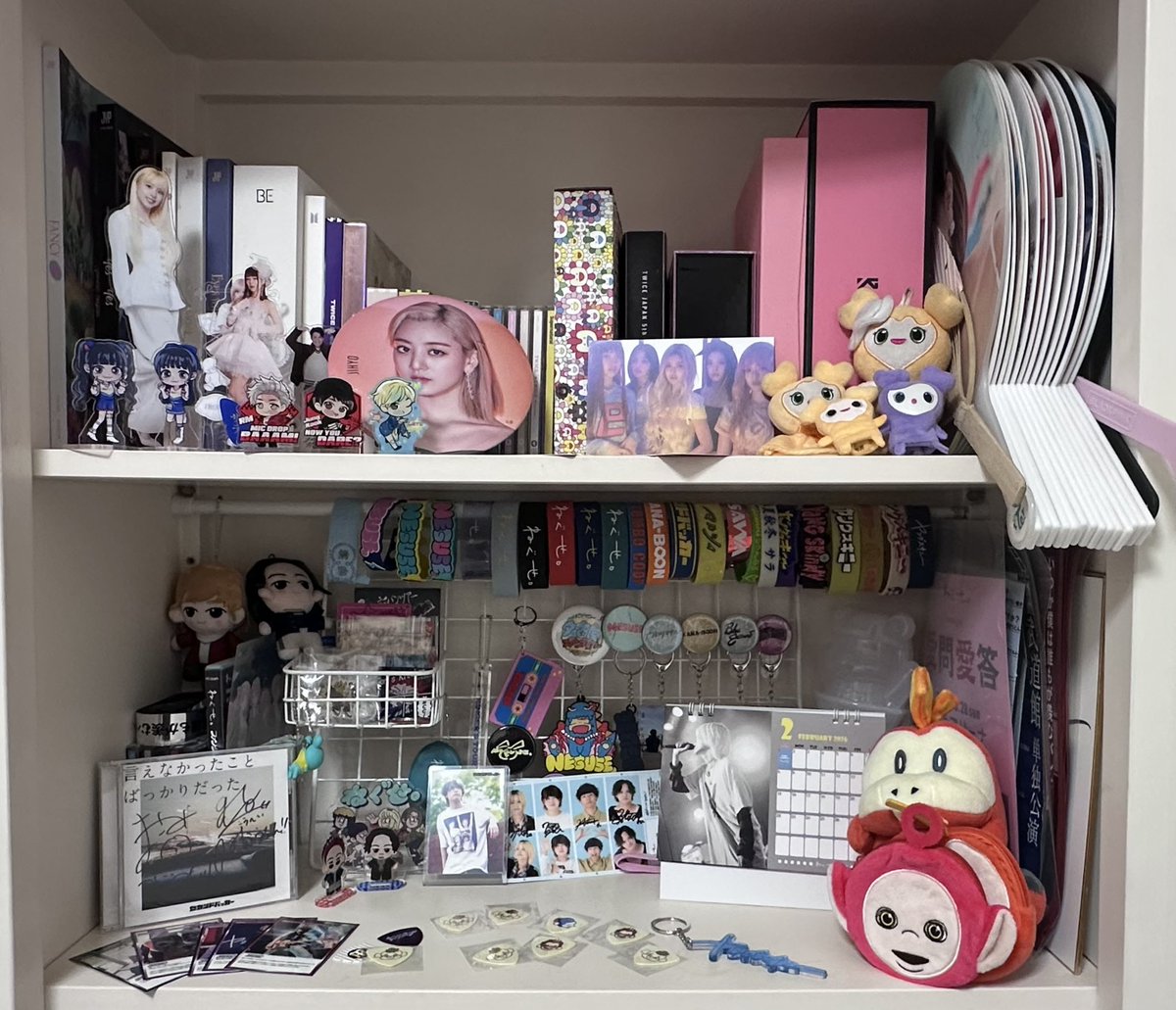 バンドグッズがどんどん増えてく、。 (壁に穴あけたらママに怒られる