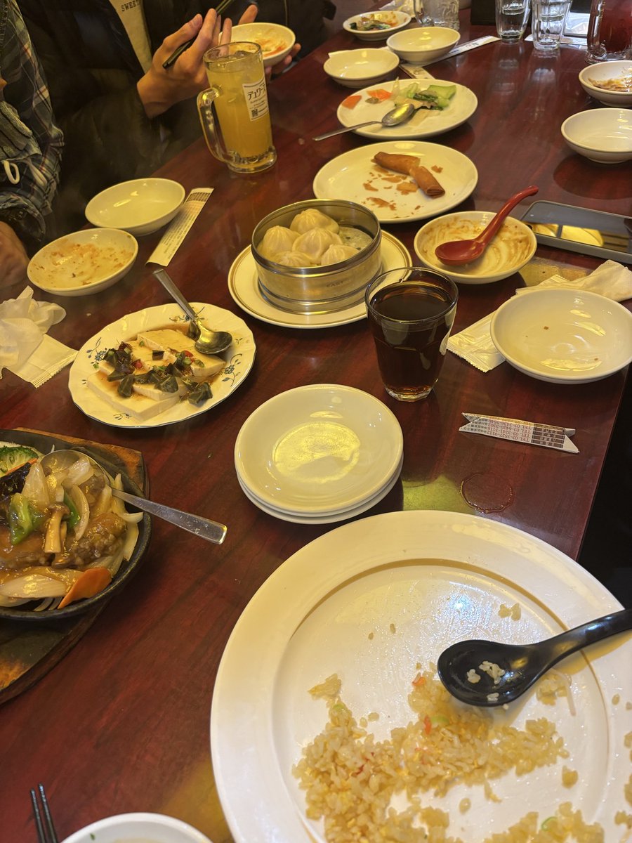 飲み会〜！
既に20皿くらい消えてるけどまだ余裕！
ビタ民、舐めんなしっ！スタンプラリーで鍛えられてるんだぞ！