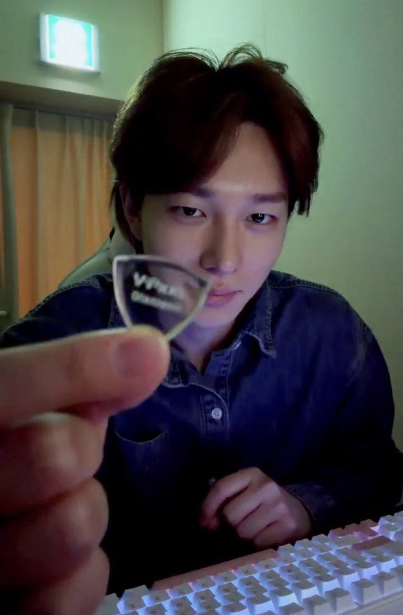 자랑할게있어욥.
쇼타가 선물한 멋있는 피크
광고에서 소리가 달라진다 어쩐다. 했는데 잘 기억이안나지만 쇼타상이 형 준다고 산 5만원짜리 기타피크. 엄청 두껍고, 되게 비싸고, 쳐보니까 소리는 딱~ 똑같더라구요.
쇼타쿤: 오마이갓 내 오만원