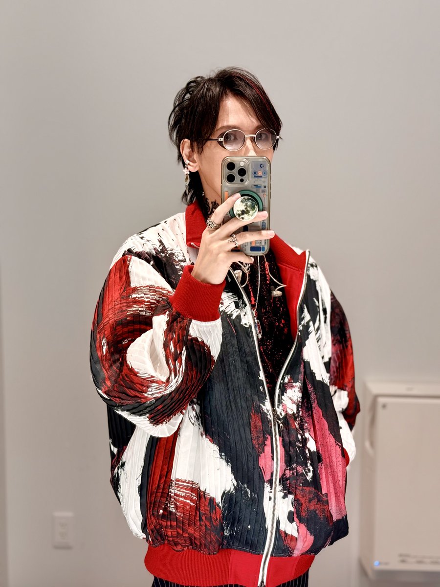ask_t's tweet photo. トヨタアリーナ東京であやかしの類いの提灯ブルゾンを着用した人類最速の男です！！！！！ https://t.co/atiXYsyAWb