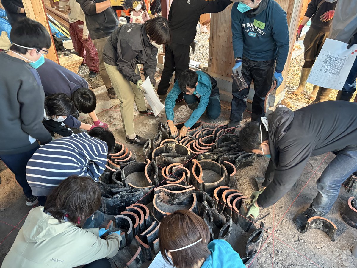 Gochamaru_koura's tweet photo. 災害復興の憩いの場
その名も「らいか堂」
5/3オープンに向けて
みんなでDIY❗️

本日は屋根瓦を利用して床作成🪏
市内外からお子さん含めて
沢山参加頂きました🙇

復興の絆
癒しをありがとうございました‼️

＃令和6年能登半島地震
＃奥能登豪雨
＃のと部
＃ごちゃらあと
＃LOVE POCKETFUND https://t.co/AP5jv021y0