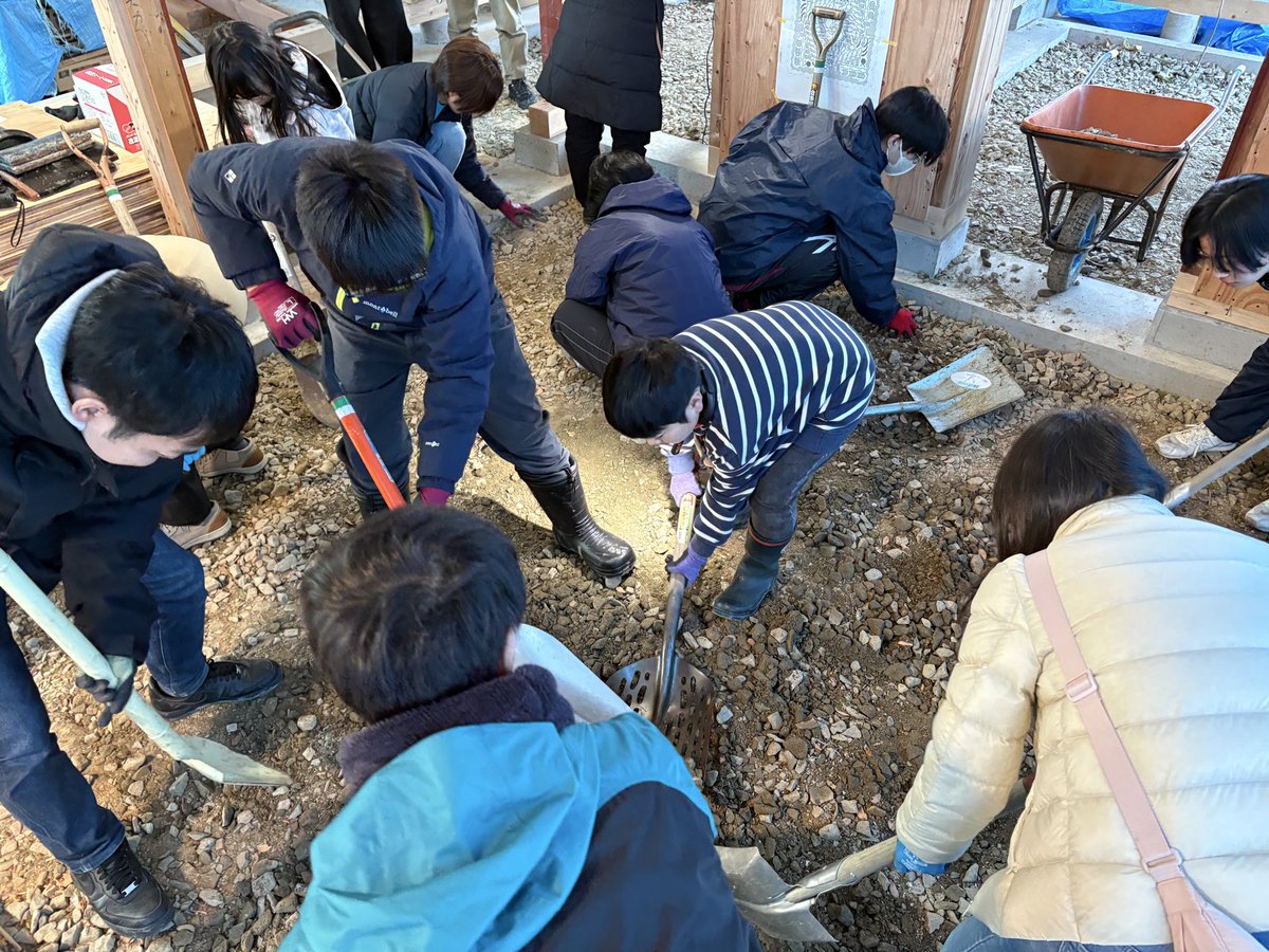 Gochamaru_koura's tweet photo. 災害復興の憩いの場
その名も「らいか堂」
5/3オープンに向けて
みんなでDIY❗️

本日は屋根瓦を利用して床作成🪏
市内外からお子さん含めて
沢山参加頂きました🙇

復興の絆
癒しをありがとうございました‼️

＃令和6年能登半島地震
＃奥能登豪雨
＃のと部
＃ごちゃらあと
＃LOVE POCKETFUND https://t.co/AP5jv021y0