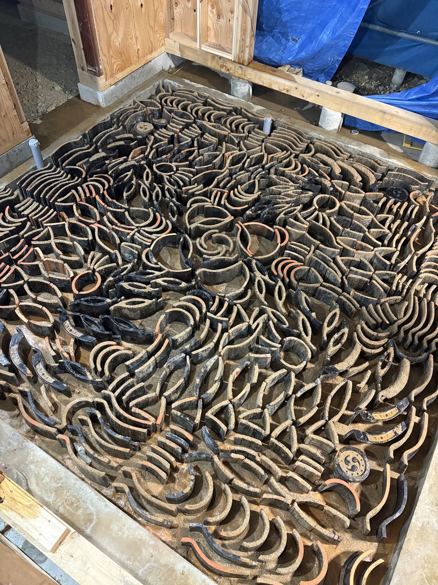 Gochamaru_koura's tweet photo. 災害復興の憩いの場
その名も「らいか堂」
5/3オープンに向けて
みんなでDIY❗️

本日は屋根瓦を利用して床作成🪏
市内外からお子さん含めて
沢山参加頂きました🙇

復興の絆
癒しをありがとうございました‼️

＃令和6年能登半島地震
＃奥能登豪雨
＃のと部
＃ごちゃらあと
＃LOVE POCKETFUND https://t.co/AP5jv021y0