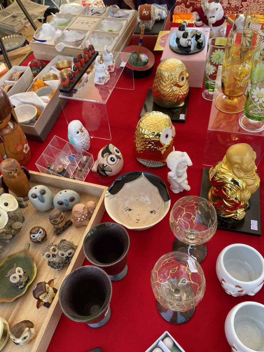 京都の骨董市に比べると雑貨や日用品、レトロ品などが多く茶器類は