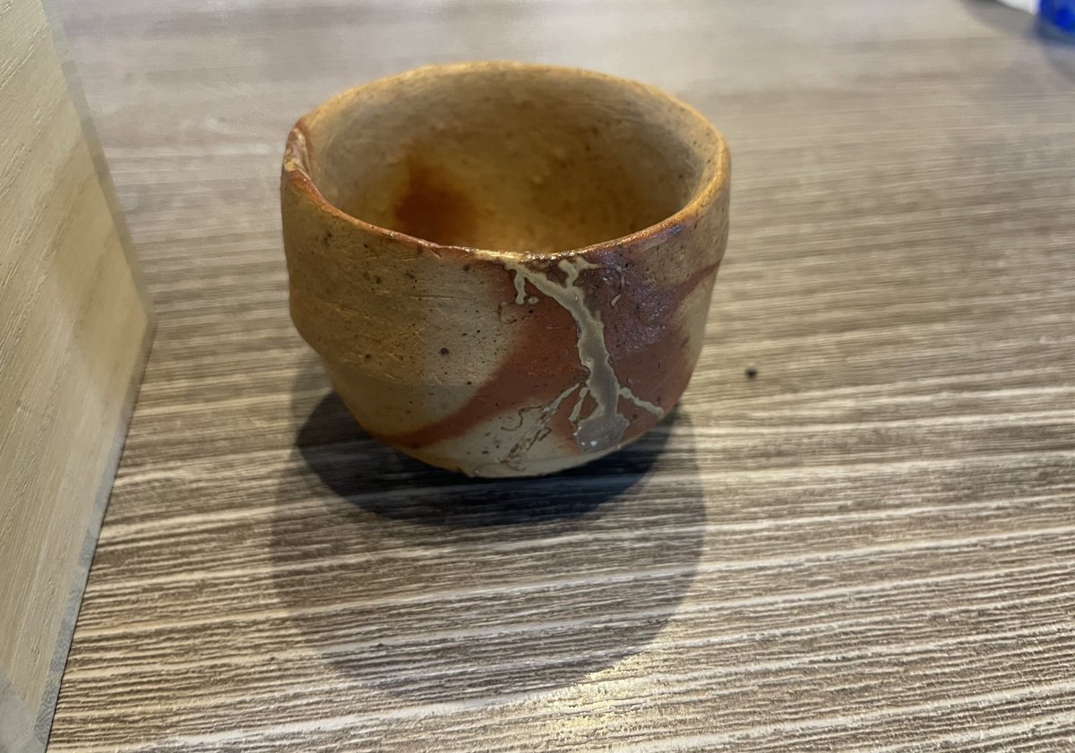 京都の骨董市に比べると雑貨や日用品、レトロ品などが多く茶器類は