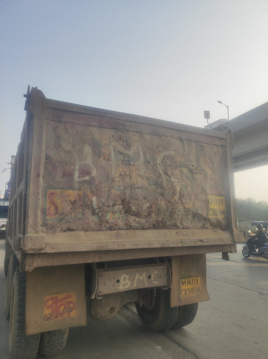 SuhailShekason's tweet photo. @MTPHereToHelp @MumbaiPolice @mybmc BMC vehicle at full speed with a lot of garbage going out on the road without any precaution stopped at G.M Link Road, Govandi as the garbage went on the bikers. No HSRP plate, No insurance and No PUC for BMC vehicle?
Plz take action! https://t.co/tP3fLa8G0u